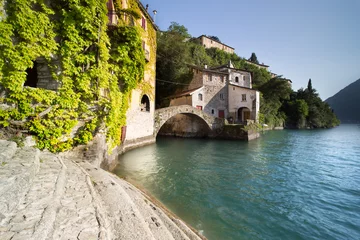 Store enrouleur tamisant Lac / étang Vieilles villas et maisons du village de Nesso au lac de Côme, Italie