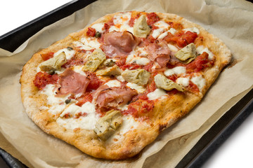 Pizza con prosciutto cotto e carciofi