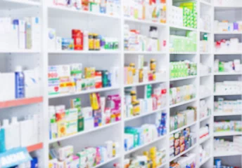 Afwasbaar Fotobehang Apotheek Medicijnen gerangschikt in schappen bij apotheek onscherp Apotheek achtergrondfoto