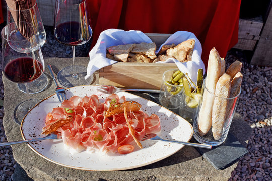 Wundervolle Brotzeit mit Speck und Wein