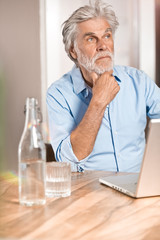 Fototapeta premium Senior mit Laptop