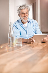 Fototapeta premium Senior mit Tablet-Computer