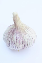 tête d'ail rose,,isolé,fond blanc,en gros plan