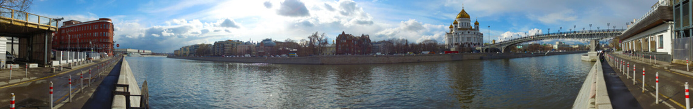 Vista panoramica della Cattedrale di Cristo Salvatore e Ponte dei Patriarchi, Mosca, Russia
