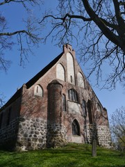 Fototapeta na wymiar Älteste Kirche auf Rügen in Altenkirchen