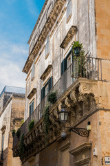 Fototapeta na wymiar Malerische Balkone in Lecce, in Apulien, Italien