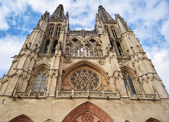 Fototapeta na wymiar Catedral de Burgos en contrapicado