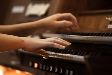 Hands of a woman playing the organ - obrazy, fototapety, plakaty