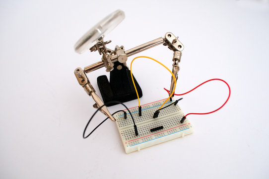 Robot for the coupling of wires on the board