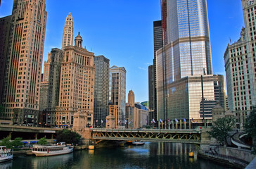 Fototapeta na wymiar Michigan Avenue Bridge across the Chicago River in downtown Chicago
