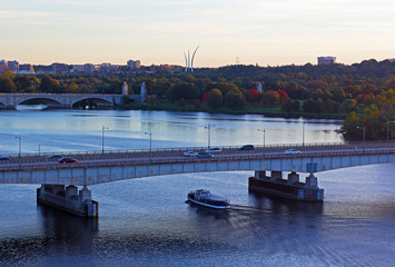 Obraz premium Washington DC panorama near Potomac River in early autumn. City sunset near Potomac River.