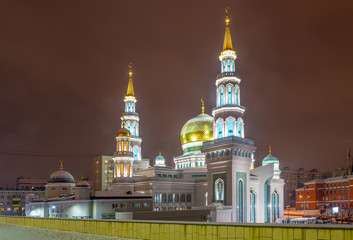 Fototapeta na wymiar The mosque in Moscow at night backlit looks 