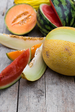Melonen auf Holztisch