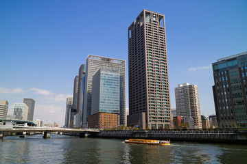 Fototapeta na wymiar 大阪中之島 高層ビルと田蓑橋