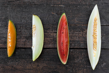 vier verschiedene melonenstücke