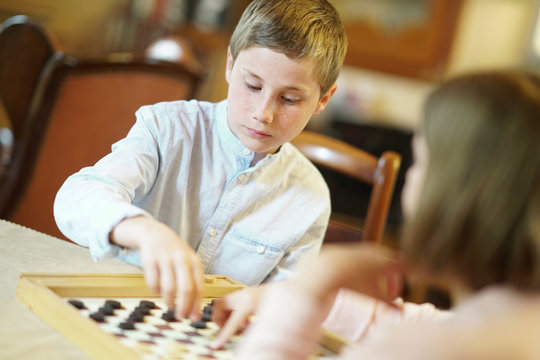 Checkers game teens not chess hi-res stock photography and images