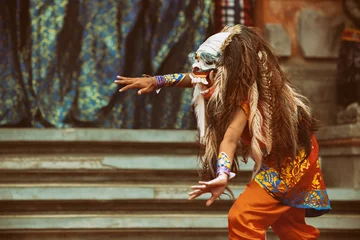 Fotobehang Danser in demon Rangda traditioneel masker - boze geest van Bali isalnd. Tempel rituele dans bij ceremonie vóór Balinese stiltedag Nyepi. Religieuze festivals, kunst, etnische cultuur van Indonesische mensen. © Tropical studio