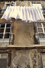 Wäscheleine in einer Altstadtgasse von Lissabon