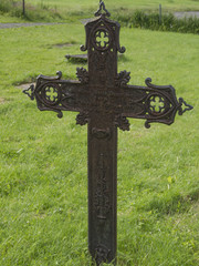 Geschmiedetes Kreuz auf einem Friedhof