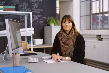 frau am arbeitsplatz im büro