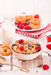 Breakfast with wholegrain cereals. 
