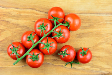 Tomaten - Rispentomaten am Holztisch mit Textfreiraum