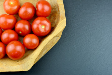 Tomaten - Cocktailtomaten in einer Holzschüssel mit Textfreifeld