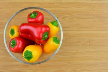 Gemüsekarte - Paprikaschoten in einer Glasschüssel mit Textfreifeld