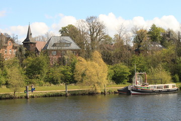 Geesthacht, Frühling am Hafen mit St-Salvatoris-Kirche
