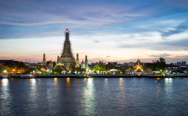 Obraz premium Wat Arun Rajwararam the Temple of Dawn next to the Chao Phaya River