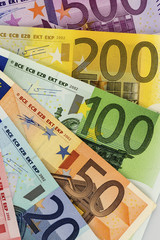 Viele verschiedene Euro-Geldscheine