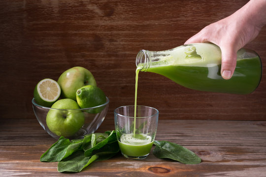 Freshly squeezed juice of green Apple, lime and spinach, pour into a glass