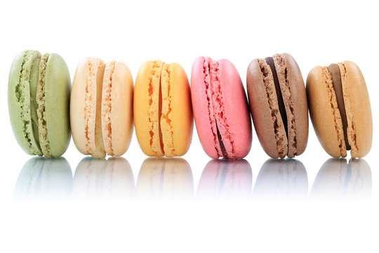 Macarons Macaroons Kekse Nachtisch Dessert aus Frankreich in einer Reihe Freisteller