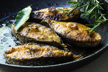 Adlerfisch-Steaks in Eisenpfanne mit Grillkräutern