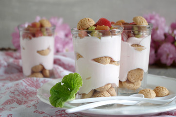 Rhabarber-Quark Dessert mit Amarettini