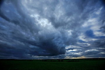 Fototapeta na wymiar Gray clouds before the storm