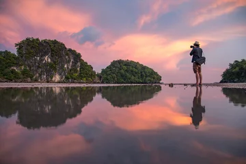 Foto op Plexiglas Lavendel Weerspiegeling van de fotograaf van de mens neemt foto van het zomerlandschap met prachtige zonsonderganghemel op Ao Nang Beach, beroemde toeristische attractie en reisbestemming van de provincie Krabi, Thailand