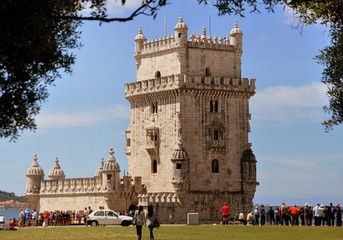 Torre de Belém umrahmt von grünen Zweigen