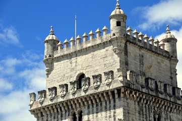 Krone des Torre de Belém vor strahlend blauem Himmel
