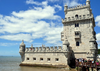 Torre de Belém vor strahlend blauem Himmel