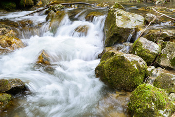 Wasser im Bach / Fluss