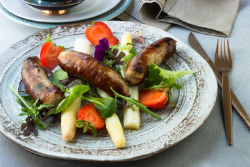 Bratwürste mit Spargelsalat  und Erdbeeren