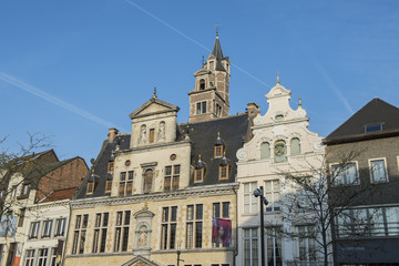Fototapeta na wymiar Hausfassaden im Stadtzentrum von Mechelen / Malines, Belgien