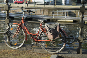 Festgebundenes Fahrrad an einem Wasserkanal in Mechelen / Malines, Belgien