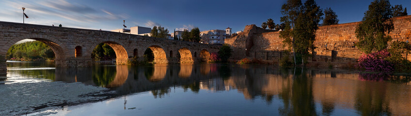 Fototapeta na wymiar Roman bridge, Merida at sunset