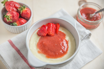 Vanillepudding mit Erdbeeren