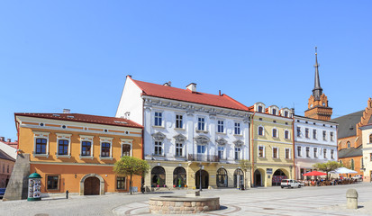 Tarnów. Renesansowe kamienice na rynku starego miasta. Widoczna wieża Bazyliki Katedralnej z wieżą zegarową