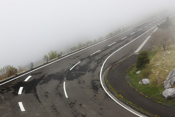 四国カルスト天狗高原　霧に包まれた道路