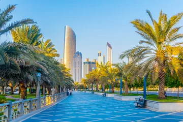 Gordijnen Uitzicht op de corniche - promenade in Abu Dhabi, Verenigde Arabische Emiraten © dudlajzov
