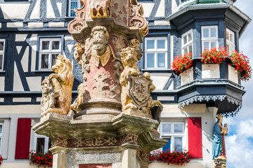 Detailaufnahme St. Georg Brunnen am Marktplatz in Rothenburg ob der Tauber